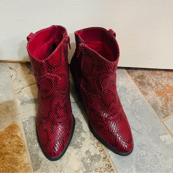 ❤️Wonderful Red & Black Snake Print Zip Up Ankle Booties! - Picture 4 of 10